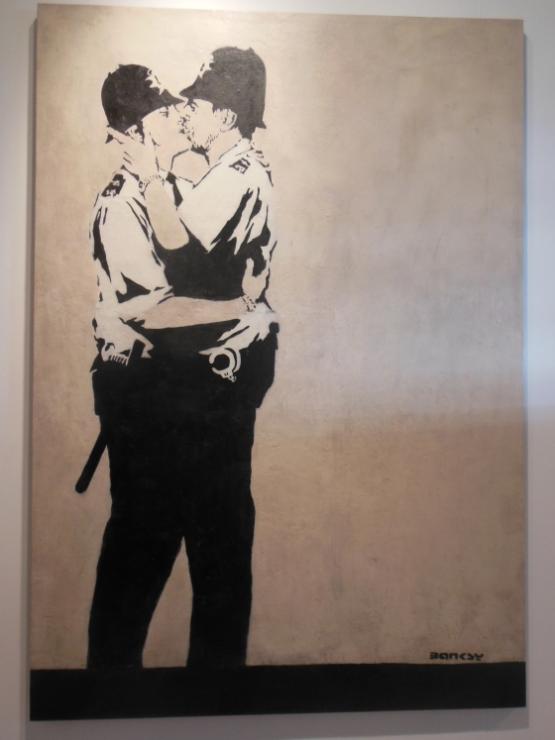 Banksy, &quot;KissingCoppers&quot; z Brighton, wystawione na sprzedaż na targach Art Miami / Context.