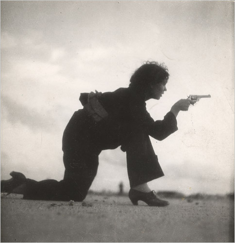 Gerda Taro, Miliciana republicana rebent instruccio a la platja, afores de Barcelona, 1936