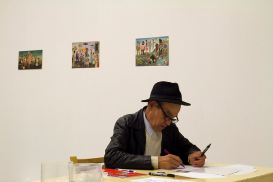 Galeria Arsenał Birladeanu rysuje w trakcie wernisażu w galerii Arsenał w Białymstoku