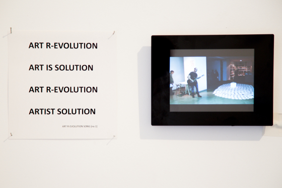 Łukasz Dziedzic, Art R-evolution Song no.1, 2013, instalacja, performance, video