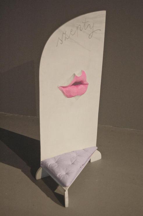 Maria Pinińska-Bereś, „Whispers", 1973, „Trzy kobiety", Zachęta Narodowa Galeria Sztuki, foto: Sebastian Madejski, dzięki uprzejmości Galerii