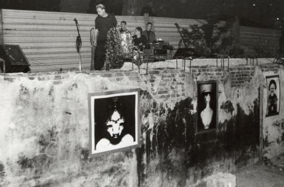 Wystawa Roberta Laski + koncert grupy Noize Danse Ezztheticks w fundamentach spalonego pawilonu Chemia obok Łódzkiego Domu Kultury na ul. Traugutta, 1992