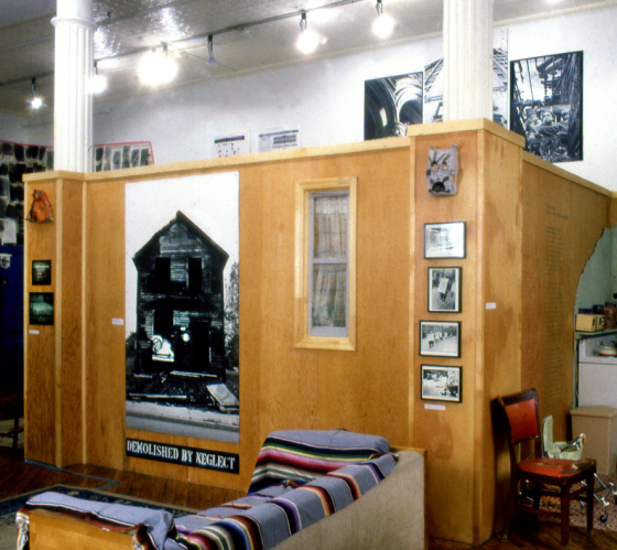 "Home Front Reading Room", installation detail, z cyklu "If You Lived Here", New York, 1989