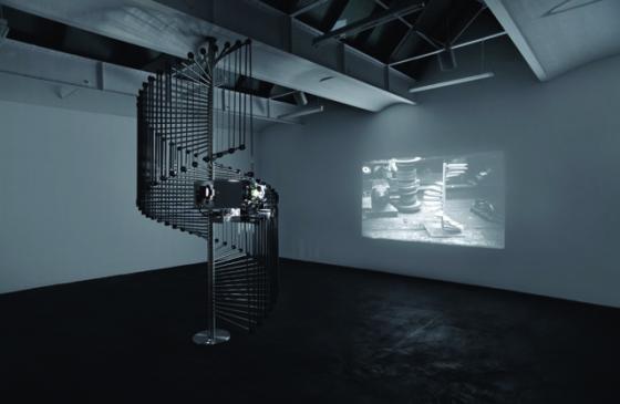Wilhelm Noack oHG (2006) Simon Starling (Purpose built loop machine, 35 mm film projector, 35 mm b/w film with sound, 4 min, 407