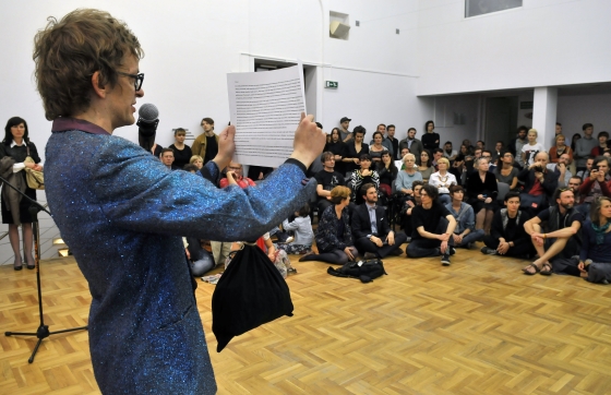 Performance Oskara Dawickiego na otwarciu wystawy 