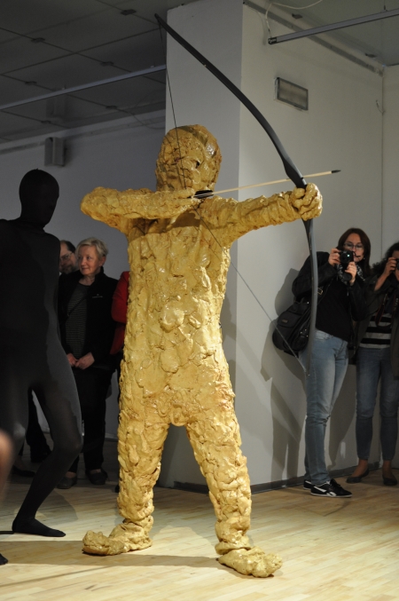 Tomasz Mróz, „Je suis un cheval”, 2015, performance, Galeria Sztuki Współczesnej w Opolu