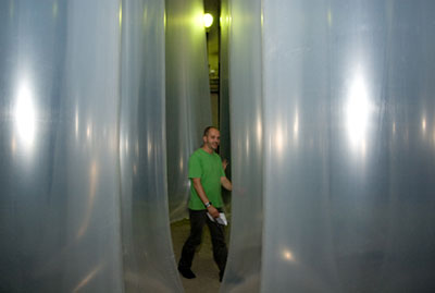 Tomek Bierkowski w środku pracy Lang/Baumann, "Comfort #5", 2007, foto: Wojtek Karliński