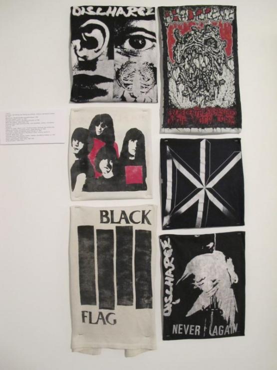 T-Shirts: Discharge, See Nothing Hear Nothing Say Nothing – sitodruk, manufaktura Celestyn. ca. 1991; 
Abhorrence - Włodek Strzałka, wykonanie ręczne, 1989; 
Ramones, szablon - Onan, ok. 1989;
Dead Kennedys, sitodruk - manufaktura Krzysiek, ok 1995;
Black Flag, szablon - Wiktor Skok 1990;
Discharge, Never Again [pierwotny kolaż - John Heartfield] - sitodruk,
manufaktura Onan, ok. 1990.