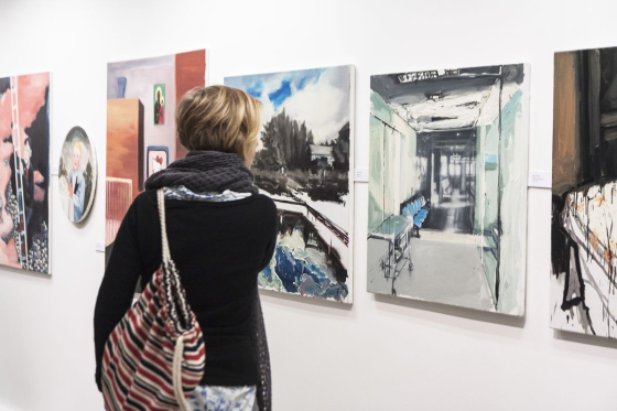 Z prawej obrazy Roberta Bubla; wernisaż 42. Biennale Malarstwa „Bielska Jesień 2015”, Galeria Bielska BWA, Bielsko-Biała, 27.11.