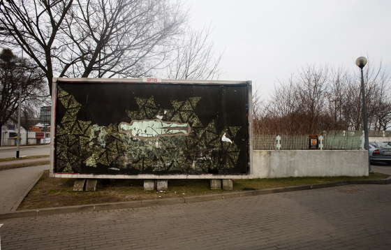 Iwona Zając, "Ziemia domaga się ciała", 2015, mural na billboardzie, fot.: Magda Małyjsiak