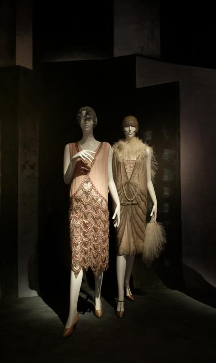 „Chłopczyca“, suknie niewiadomego pochodzenia francuska (1925) i amerykańska (1926).
Brooklyn Museum Costume Collection at The Metropolitan Museum of Art