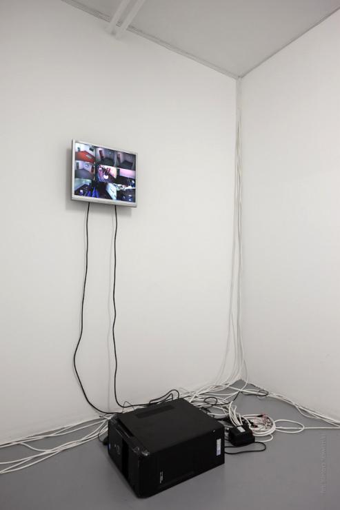 Wala Fietisow, "Kontroluj się", interaktywna instalacja wideo, 2012