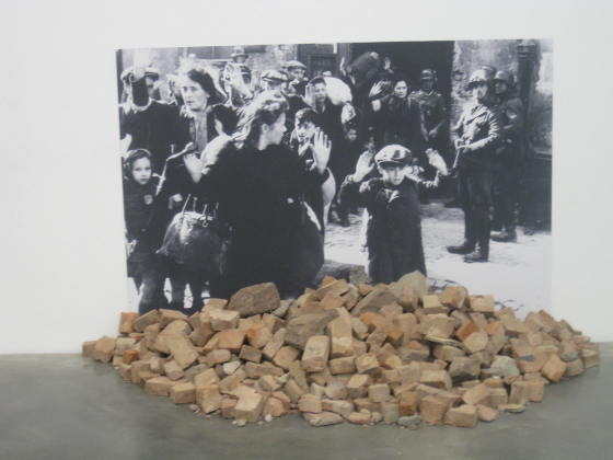 "Fotografie historyczne: Nr 1: Likwidacja getta warszawskiego, 19–28 kwietnia 1943", 1995, fotografia naklejana na płytę typu Fo