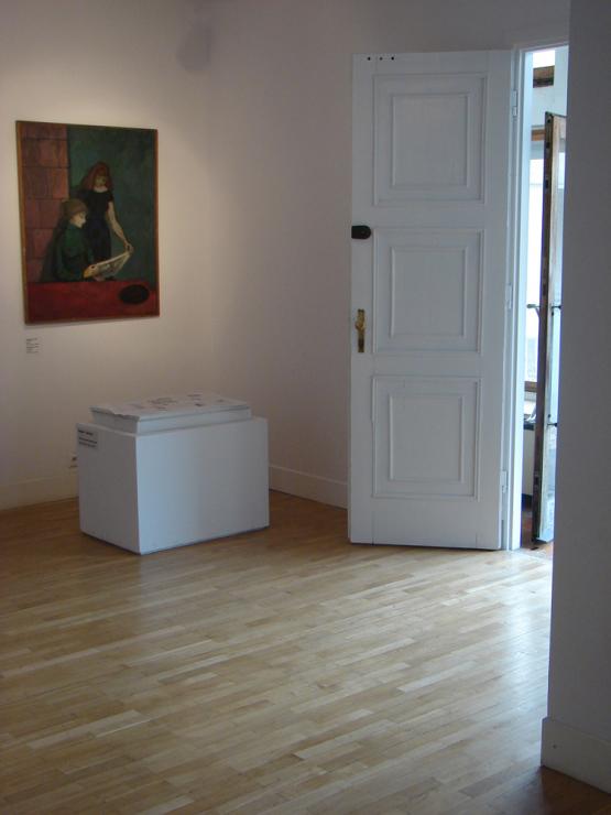 Widok wystawy, w tle po prawej otwarte drzwi na taras, po lewej obraz Jerzego Kluzy, Kompozycja (olej, płótno, ok. 1954), fot. D. Kuryłek