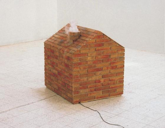 Huisje (Little house) 2000, czerwone cegły, wytwornica dymu, wentylator. 89 x 75 x 85 cm.