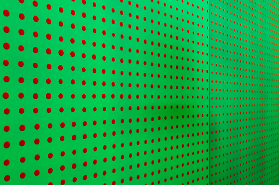 Joachim Sługocki, 6700, 2013, instalacja, akryl na płótnie, świetlówki, Fot. Tytus Szabelski