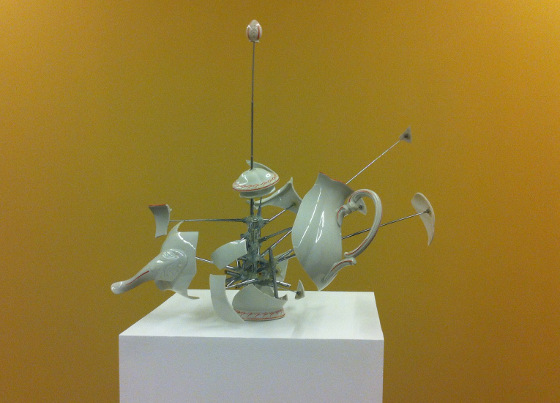 Pavla Scerankova, "Albo albo", 2010 z serii "Odwiedziny w domu", kontrolowane rozbicie czajnika do herbaty za pomocą anten radio