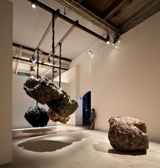 Phyllida Barlow untitled: hanginglumpcoalblack, 2012  particolare dell'Installazione, Arsenale  55. Esposizione Internazionale d