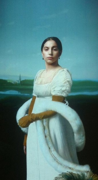 Robert Wilson, "Lady Gaga jako panna Caroline Riviere" © Antonin Mongodin, Musée du Louvre