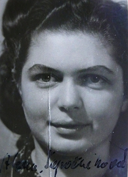 ALINA SZAPOCZNIKOW, ZDJĘCIE Z PASZPORTU, 1945