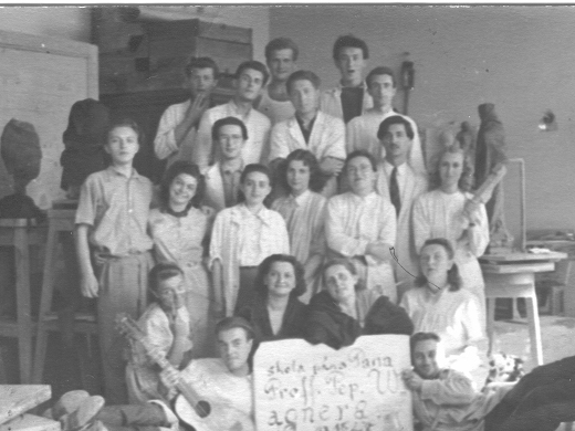 STUDENCI JOSEFA WAGNERA, 1947 (ZDENĚK PALCR I ALENA ŠAPOČNIKOVÁ W  PIERWSZYM RZĘDZIE PO LEWEJ STRONIE)