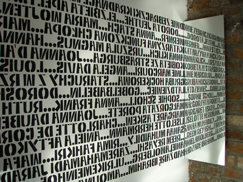Aleka Polis, Zwierciadło prostych dusz, instalacja na tekst, lustro i szybę, 2008