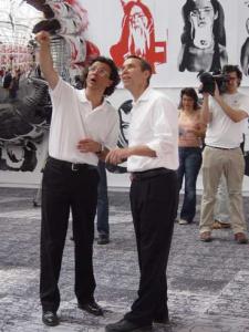 Wernisaż "Translation": z lewej - Marc Sanchez,  jeden z kuratorów wystawy, Jeff Koons (z prawej)