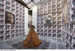 Yinka Shonibare, "Dressing Down", 1997; aranżacja przestrzeni i plakaty: M/M (Paryż); wykładzina: Etienne-Marcel, 2002