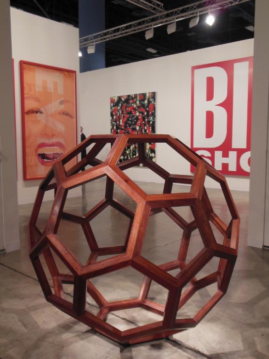 Ai Weiwei, "F Size" (2012), w tle Barbara Kruger, "Untitled (Big shot)" (2012), Mary Boone Gallery