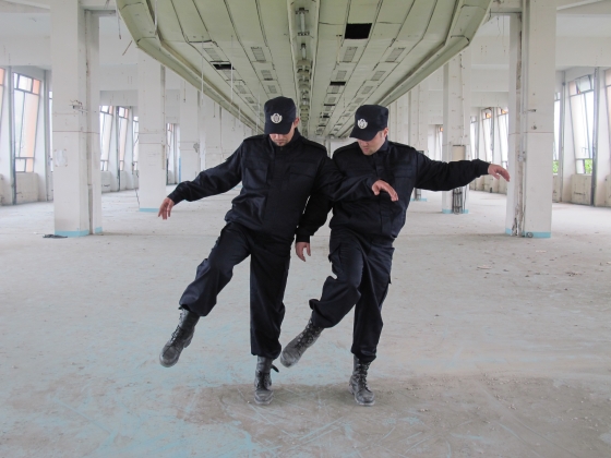 Anca Munteanu Rimnic, „Żandarmi (Taniec)/ Jandarmeria (Dance)”, 2013, video still, dzięki uprzejmości artysty, PSM Berlin i Plan B Berlin