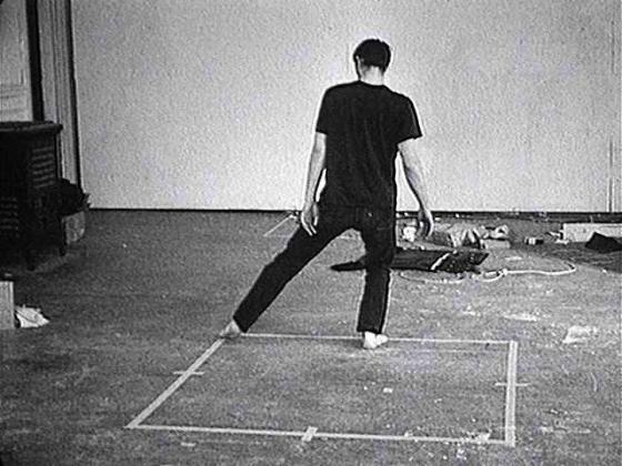Bruce Nauman, Taniec albo ćwiczenie na obwodzie kwadratu (kwadratowy taniec), 1967–1968, 10’, dzięki uprzejmości Electronic Arts