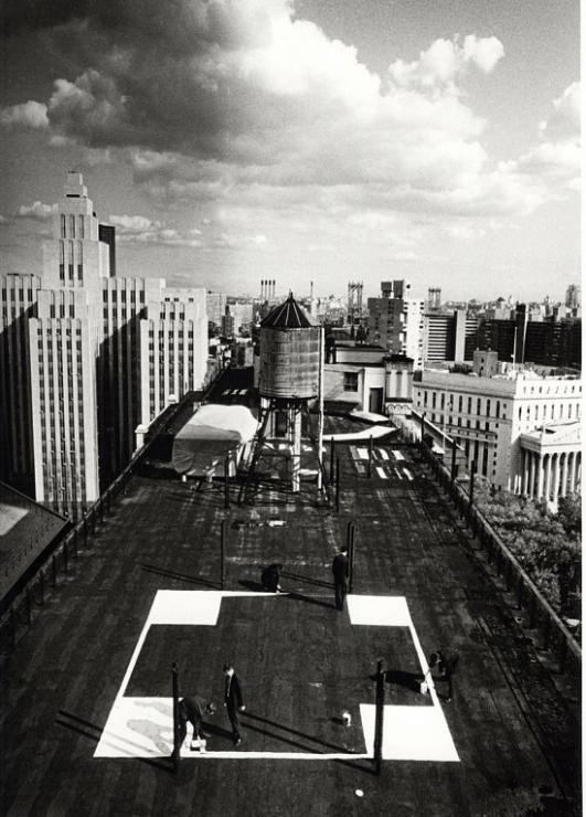 „Krzyż&quot;, Irwin, Nowy Jork, 1991. Fot: Leslie Fratkin, w ramach cyklu: Irwin, &quot;Transcentrala. New York, Moscow, Ljublja