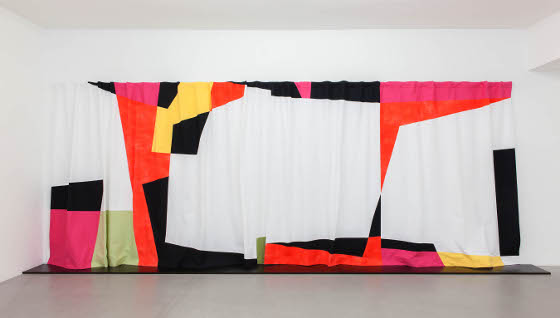 Sarah Crowner, „Kurtyna teatru (według Marii Jaremy)”, 2012, wł. Galerie Nordenhake, Sztokholm