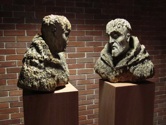Obiekty prezentowane przez Tatianę Czekalską i Leszka Golca to rzeźby przedstawiające św. Franciszka przetworzone pracą korników