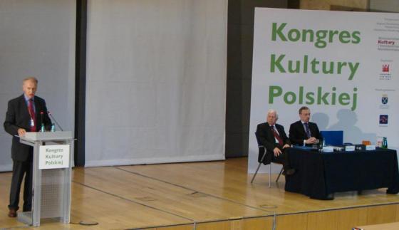 Otwarcie obrad, od lewej: prof. Piotr Sztompka, Przewodniczącego Rady Programowej, prof. Karol Musioł, rektor UJ, Bogdan Zdrojew
