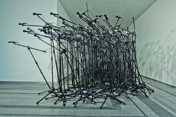 Konrad Smoleński, „The End of Radio”, 2012; instalacja, mikrofony, dźwięk; dzięki uprzejmości: Galeria LETO, Warszawa
