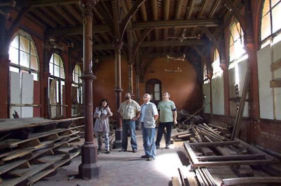 Wnętrze sanatorium Brehmera w trakcie odbudowy, z lewej Bożena Biskupska, fot. Zygmunt Rytka
