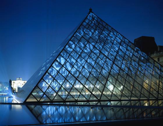 Jenny Holzer, “Xenon for Paris”, 2001, projekcja świetlna, Louvre Pyramid, Paris; 
text: “Truisms”, 1977–79. © 2001 Jenny Holzer, member Artists Rights Society (ARS), NY; Photo: Attilio Maranzano
”, 2001, projekcja świetlna, Louvre Pyramid, Paris;