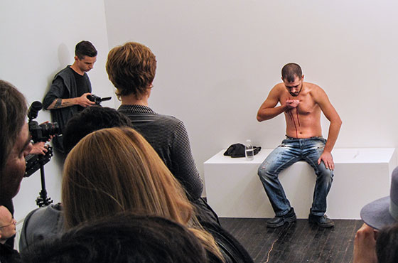 Andrej Kuzkin, Co to jest?, na otwarciu wystawy „Świat” w Triumph Gallery, 10.10.2013; fot. A. Nabokina