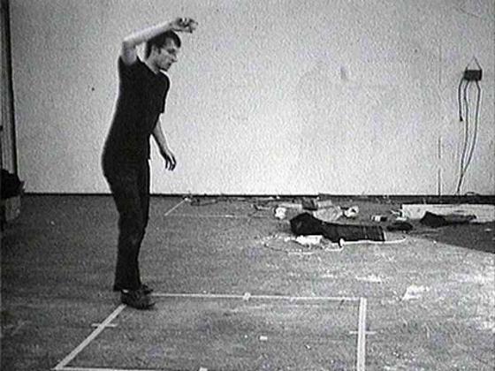 Bruce Nauman, Odbijanie dwóch piłek między podłogą i sufitem w zmiennym rytmie, 1967–1968, 10’, dzięki uprzejmości Electronic Ar