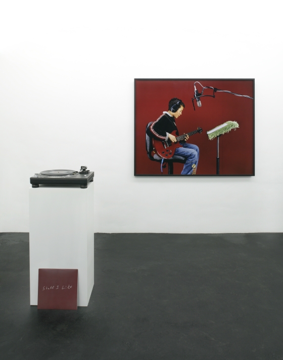 Sharon Lockhart, „Bez tytułu” (Chłopiec z gitarą), 2005; Odbitka z kolorowego negatywu, 122 x 157 cm. Z kolekcji  F. C. Gundlach
