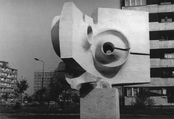 Stefan Borzęcki, rzeźba plenerowa Kosmosonda na osiedlu D w Tychach, 1975. Fot. ze zbiorów Muzeum Miejskiego w Tychach
