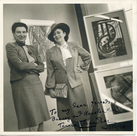 Fotografia Teresy Żarnower z Peggy Guggenheim z wystawy "16 Gouaches" z dedykacją dla Annalee i Barnetta Newmanów