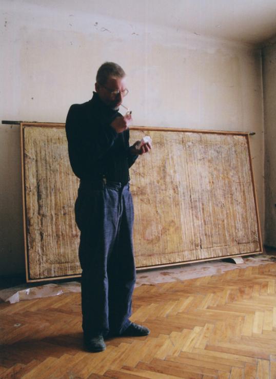 Mikołaj Smoczyński ze swoim obrazem w pracowni przy Legionowej w Lublinie, fot. Stanisław Zbigniew Kamieński, 29.XII.2005.