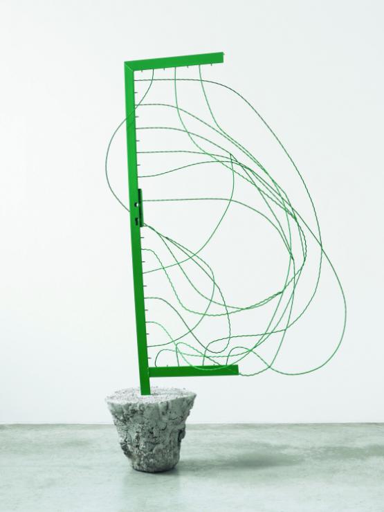 Monika Sosnowska, bez tytułu, 2010; metal, beton; 200 x 70 x 50 cm; dzięki uprzejmości: Alastair Cookson