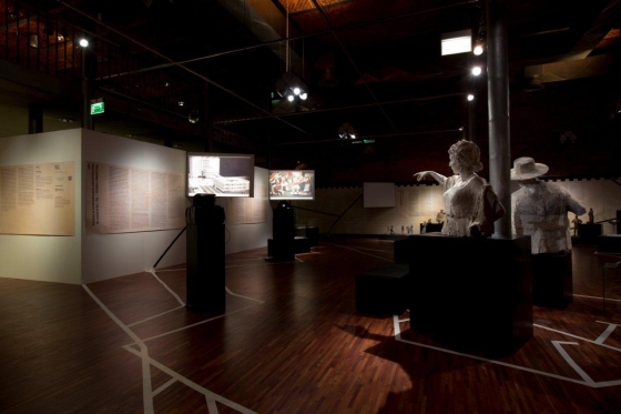 Widok na część wystawy „Tychy. Sztuka w przestrzeni miasta”. Po prawej gipsowe modele rzeźb przedstawiające Hannę i Kazimierza W