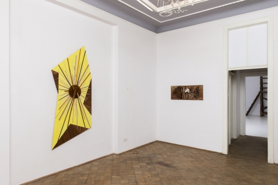 Jan Mioduszewski, „Słońce Peru”, 2014, akryl, listwy na płycie mdf; „Ryba”, 2014, olej na płycie stolarskiej, elementy drewniane