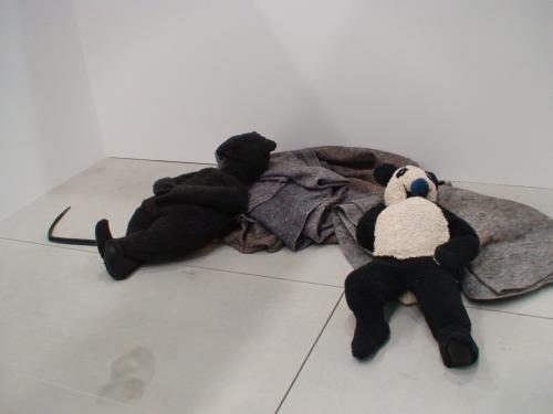 Niedźwiedź i Szczur Fischli’ego i Weissa odpoczywają (głęboko oddychając) po długiej transkontynentalnej podróży