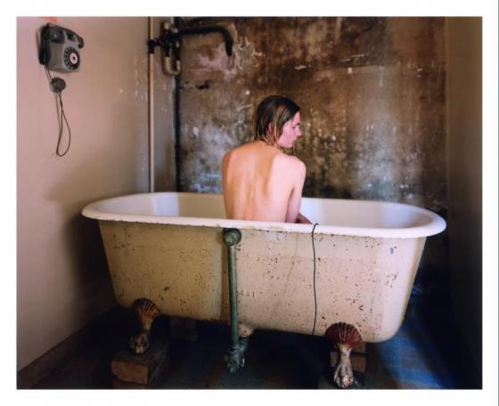 Elina Brotherus, Femme dans la baignoire, 2003, 70x87 cm © Elina Brotherus