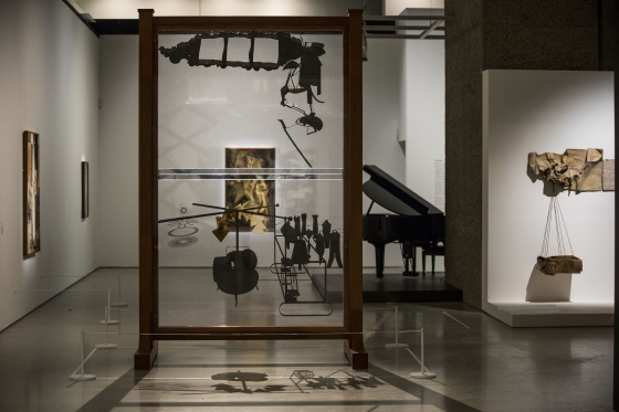 Fragment wystawy „The Bride and the Bachelors: Duchamp with Cage, Cunningham, Rauschenberg and Johns”; fotografia: Felix Clay 2013. Dzięki uprzejmości Barbican Art Gallery